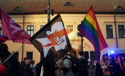 Ksiądz do protestujących przed kurią: modlę się, by ratować was przed piekłem - zdjęcie 1