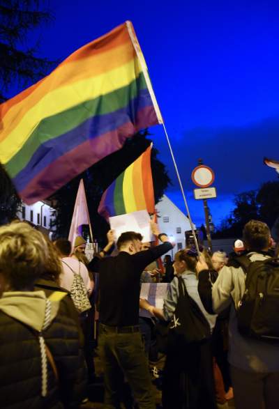 Ksiądz do protestujących przed kurią: modlę się, by ratować was przed piekłem - zdjęcie 12