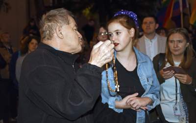 Ksiądz do protestujących przed kurią: modlę się, by ratować was przed piekłem - zdjęcie 5