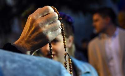 Ksiądz do protestujących przed kurią: modlę się, by ratować was przed piekłem - zdjęcie 4