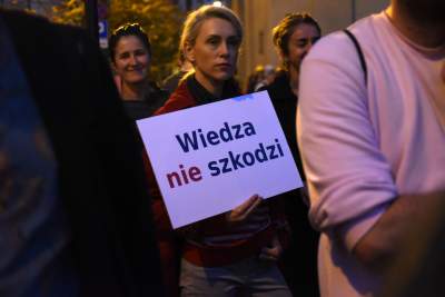 Ksiądz do protestujących przed kurią: modlę się, by ratować was przed piekłem - zdjęcie 6