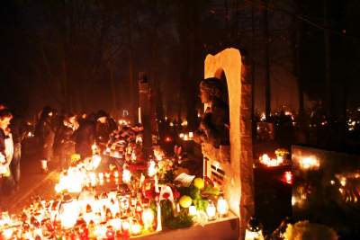 Tu zawsze pali się najwięcej zniczy... - zdjęcie 12