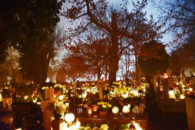 Tu zawsze pali się najwięcej zniczy... - zdjęcie 9