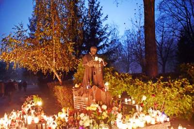 Tu zawsze pali się najwięcej zniczy... - zdjęcie 16