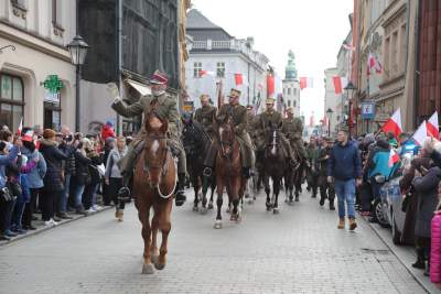 Ułani wędrują, strzelcy maszerują, a KOD przypomina o Konstytucji - zdjęcie 7