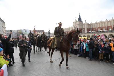 Ułani wędrują, strzelcy maszerują, a KOD przypomina o Konstytucji - zdjęcie 10