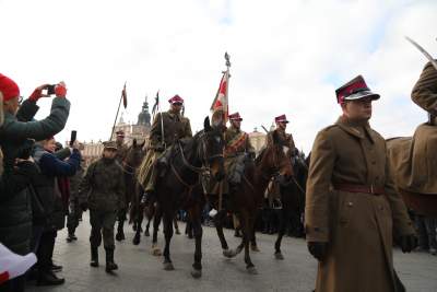 Ułani wędrują, strzelcy maszerują, a KOD przypomina o Konstytucji - zdjęcie 12