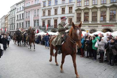 Ułani wędrują, strzelcy maszerują, a KOD przypomina o Konstytucji - zdjęcie 8