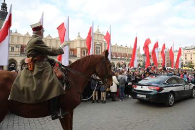 Ułani wędrują, strzelcy maszerują, a KOD przypomina o Konstytucji - zdjęcie 9