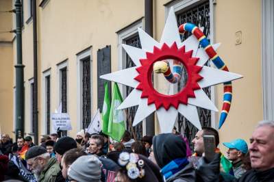 Dwie manifestacje przed kurią: za i przeciw Jędraszewskiemu - zdjęcie 4