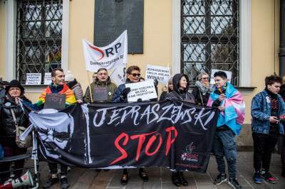 Dwie manifestacje przed kurią: za i przeciw Jędraszewskiemu - zdjęcie 1