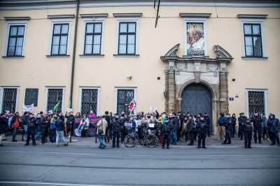 Dwie manifestacje przed kurią: za i przeciw Jędraszewskiemu - zdjęcie 2