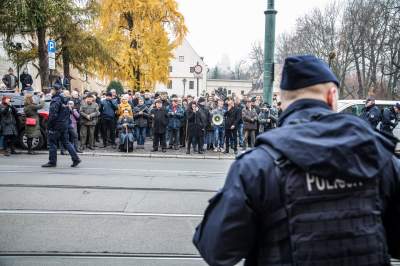 Dwie manifestacje przed kurią: za i przeciw Jędraszewskiemu - zdjęcie 7
