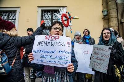 Dwie manifestacje przed kurią: za i przeciw Jędraszewskiemu - zdjęcie 5