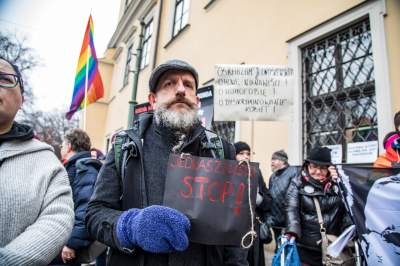 Dwie manifestacje przed kurią: za i przeciw Jędraszewskiemu - zdjęcie 3