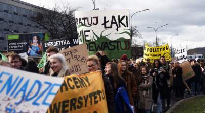 Protest w Krakowie: hasła jak zwykle były bardzo kreatywne - zdjęcie 34