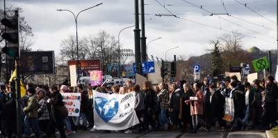 Protest w Krakowie: hasła jak zwykle były bardzo kreatywne - zdjęcie 28