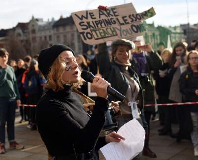Protest w Krakowie: hasła jak zwykle były bardzo kreatywne - zdjęcie 21