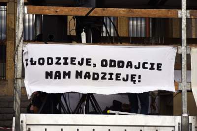 Protest w Krakowie: hasła jak zwykle były bardzo kreatywne - zdjęcie 3