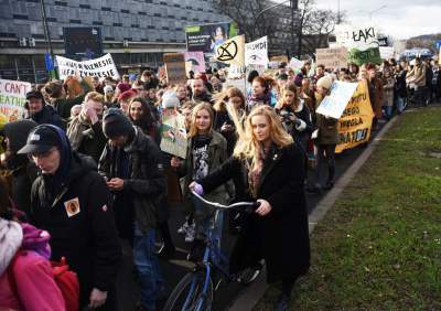 Protest w Krakowie: hasła jak zwykle były bardzo kreatywne - zdjęcie 33