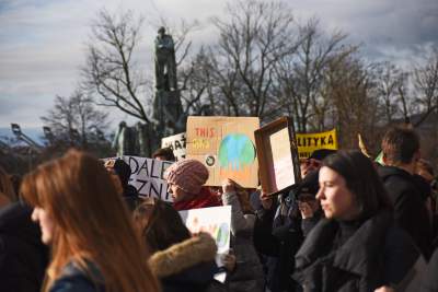 Protest w Krakowie: hasła jak zwykle były bardzo kreatywne - zdjęcie 18