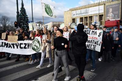 Protest w Krakowie: hasła jak zwykle były bardzo kreatywne - zdjęcie 30