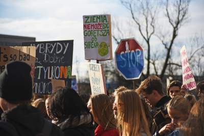 Protest w Krakowie: hasła jak zwykle były bardzo kreatywne - zdjęcie 16