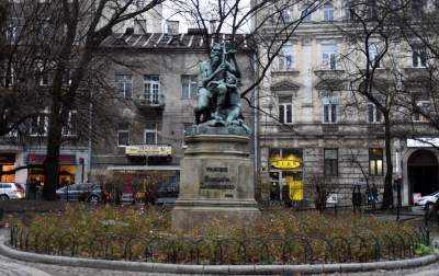 Planty: pierwsza w Krakowie galeria z pomnikami - zdjęcie 35