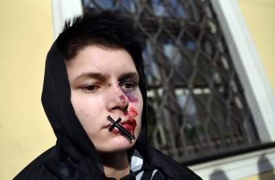 Jędraszewski w więziennym pasiaku, krew, krzyk i płacz przed kurią - zdjęcie 13