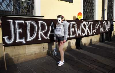 Jędraszewski w więziennym pasiaku, krew, krzyk i płacz przed kurią - zdjęcie 10