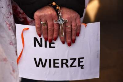 Jędraszewski w więziennym pasiaku, krew, krzyk i płacz przed kurią - zdjęcie 6