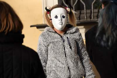 Jędraszewski w więziennym pasiaku, krew, krzyk i płacz przed kurią - zdjęcie 1