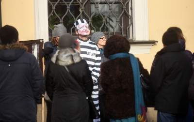 Jędraszewski w więziennym pasiaku, krew, krzyk i płacz przed kurią - zdjęcie 12