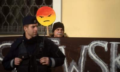 Jędraszewski w więziennym pasiaku, krew, krzyk i płacz przed kurią - zdjęcie 24