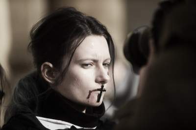 Jędraszewski w więziennym pasiaku, krew, krzyk i płacz przed kurią - zdjęcie 9