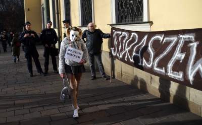 Jędraszewski w więziennym pasiaku, krew, krzyk i płacz przed kurią - zdjęcie 3