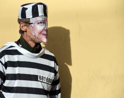 Jędraszewski w więziennym pasiaku, krew, krzyk i płacz przed kurią - zdjęcie 2