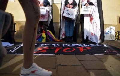 Jędraszewski w więziennym pasiaku, krew, krzyk i płacz przed kurią - zdjęcie 16