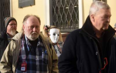 Jędraszewski w więziennym pasiaku, krew, krzyk i płacz przed kurią - zdjęcie 8