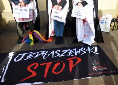 Jędraszewski w więziennym pasiaku, krew, krzyk i płacz przed kurią - zdjęcie 14