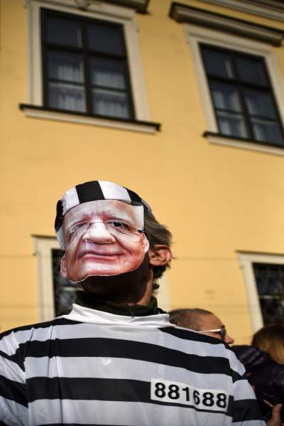 Jędraszewski w więziennym pasiaku, krew, krzyk i płacz przed kurią - zdjęcie 15