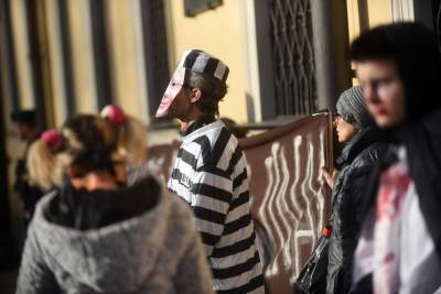 Jędraszewski w więziennym pasiaku, krew, krzyk i płacz przed kurią - zdjęcie 7