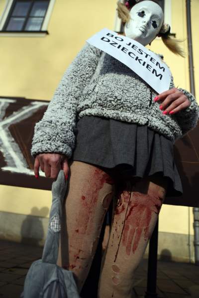 Jędraszewski w więziennym pasiaku, krew, krzyk i płacz przed kurią - zdjęcie 22