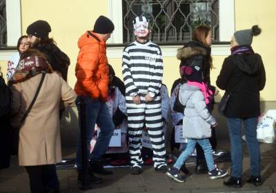 Jędraszewski w więziennym pasiaku, krew, krzyk i płacz przed kurią - zdjęcie 23