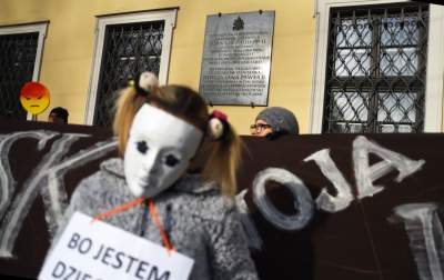 Jędraszewski w więziennym pasiaku, krew, krzyk i płacz przed kurią - zdjęcie 18