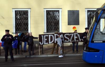 Jędraszewski w więziennym pasiaku, krew, krzyk i płacz przed kurią - zdjęcie 21