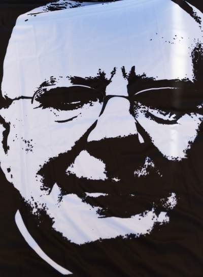 Jędraszewski w więziennym pasiaku, krew, krzyk i płacz przed kurią - zdjęcie 19