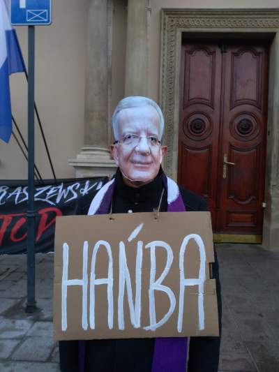 Protest przed magistratem: "urząd to nie kuria" - zdjęcie 3