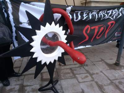 Protest przed magistratem: "urząd to nie kuria" - zdjęcie 7