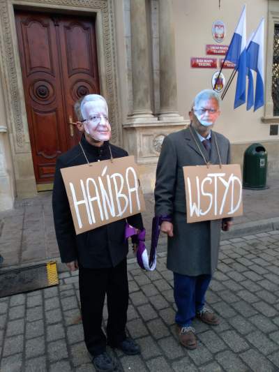 Protest przed magistratem: "urząd to nie kuria" - zdjęcie 6